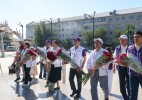 В день Абая кандидаты «Әділет» посетили памятник великому поэту в Семее
