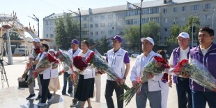 В день Абая кандидаты «Әділет» посетили памятник великому поэту в Семее