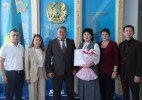 Тасқала ауданының әкімі қаржы саласының маманын мерейтойымен құттықтады