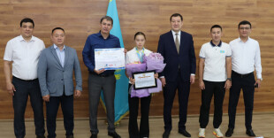 Аким Бурлинского района поздравил чемпионку Азии