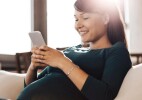 Будущие мамы теперь могут оформить выплаты по беременности и родам через мобильные цифровые платформы
