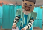 Minecraft кейіпкері Оралдағы сайлау учаскесіне келді
