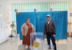 Тасқала ауданында Айтмукашевтар отбасы №329 сайлау учаскесінде алғашқылардың бірі болып дауыс берді