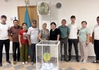 Көршілер сайлау учаскесіне бірге келді