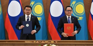 Касым-Жомарт Токаев и Тхонглун Сисулит провели переговоры в расширенном составе