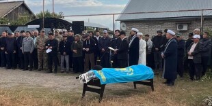 В ЗКО состоялись похороны военнослужащих, погибших в результате трагического происшествия в Мангистауской области