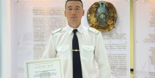 Полицейского, спасшего семью от пожара, наградили в ЗКО