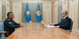 Глава государства принял новоназначенного министра обороны Айдоса Мырзахметова