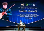 Оралда дәстүрлі әнші Қайрат Кәкімов жаһандық рекорд орнату жолында алғашқы 50 әнді орындап шықты