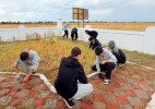 В ЗКО волонтеры благоустроили территорию комплекса 