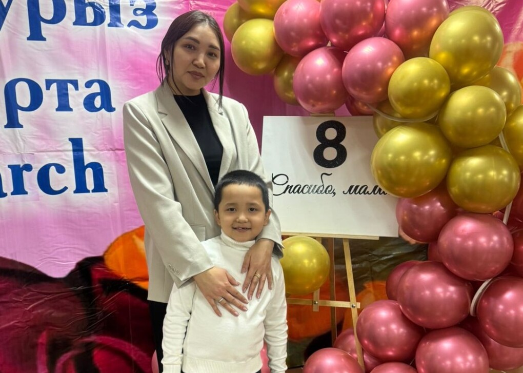 Калиев Дияр Азатович анасымен