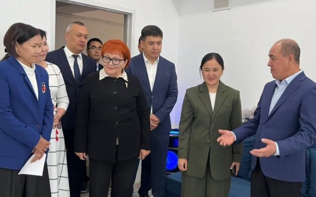 Аким ЗКО посетил учреждения психологической и правовой  помощи детям и подросткам