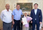 Шыңғырлау ауданында 80 жасқа толған қарияға аудан әкімі құрмет көрсетті