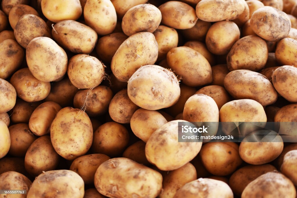 Natural potatoes on the farmer's market
