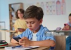 Когда и как ученики школ могут использовать мобильные телефоны: приняты правила