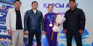 Обладательница исторической золотой медали Азиатских игр в шоссейном велоспорте Рината Султанова вернулась в Казахстан
