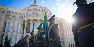 Президент Касым-Жомарт Токаев принял участие в церемонии поднятия Государственного флага