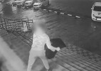 Разбил дверь аптеки мусорным контейнером: мужчину арестовали в ЗКО