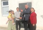 Казталов ауданы: Ақпәтерде кәсіпкер қызметкеріне жаңа үй сыйлады