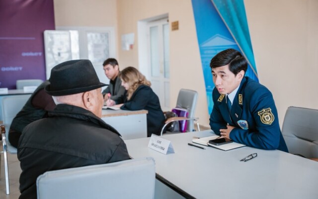 В ЗКО филиал партии «Әділет» организовал прием граждан