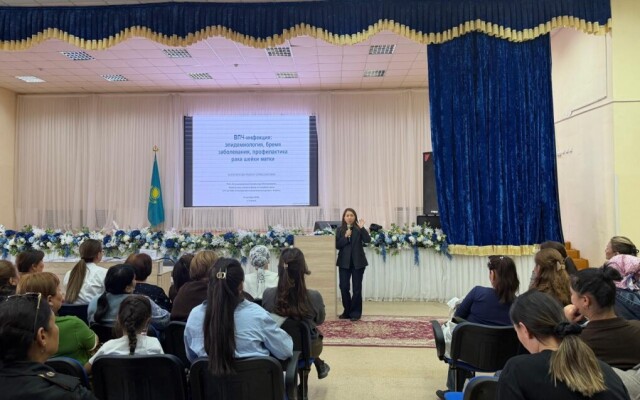 В Уральске врач-онкогинеколог встретилась с родителями школьниц