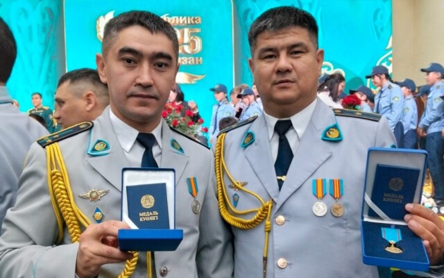 Сотрудники полиции ЗКО удостоены государственных наград за спасение ребенка